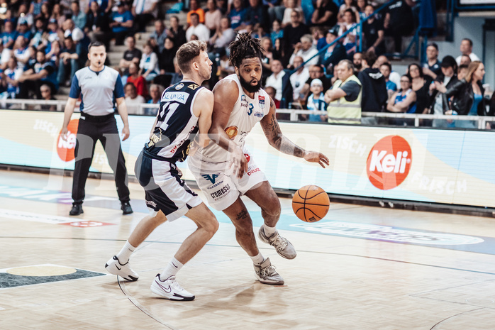 Basketball, Basketball Superliga 2023/24 , VF 4, Oberwart Gunners, Gmunden Swans, Lukas Schartmueller (11), Kris Monroe (13)