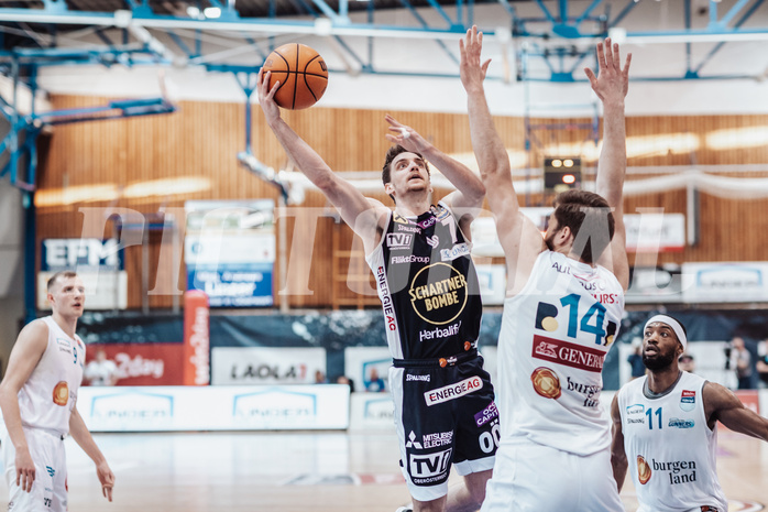 Basketball, Basketball Superliga 2023/24 , VF 4, Oberwart Gunners, Gmunden Swans, Benedikt Guettl (7), Derrek Brooks (11), Daniel Koeppel (14)