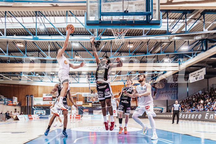 Basketball, Basketball Superliga 2023/24 , VF 4, Oberwart Gunners, Gmunden Swans, Edi Patekar (9), Trey Moses (24), Orri Gunnarsson (29), Daniel Koeppel (14)
