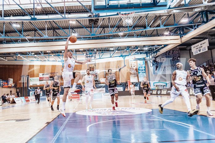Basketball, Basketball Superliga 2023/24 , VF 4, Oberwart Gunners, Gmunden Swans, Edi Patekar (9), Daniel Koeppel (14), Trey Moses (24), Derrek Brooks (11), Jakob Lohr (12)