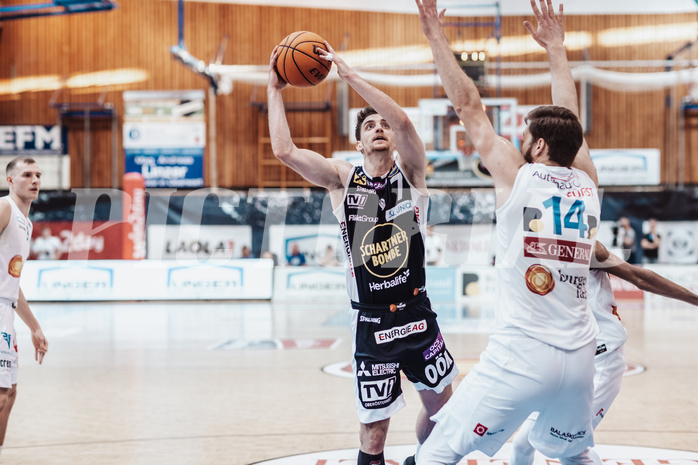 Basketball, Basketball Superliga 2023/24 , VF 4, Oberwart Gunners, Gmunden Swans, Benedikt Guettl (7), Derrek Brooks (11), Daniel Koeppel (14)