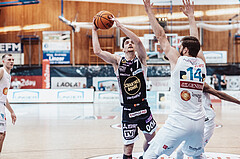 Basketball, Basketball Superliga 2023/24 , VF 4, Oberwart Gunners, Gmunden Swans, Benedikt Guettl (7), Derrek Brooks (11), Daniel Koeppel (14)