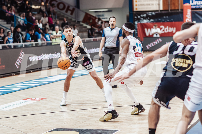 Basketball, Basketball Superliga 2023/24 , VF 4, Oberwart Gunners, Gmunden Swans, Vuk Zivanovic (4), Derrek Brooks (11)