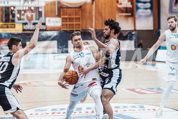 Basketball, Basketball Superliga 2023/24 , VF 4, Oberwart Gunners, Gmunden Swans, Jonathan Knessl (12), Patrick Emilien (15)