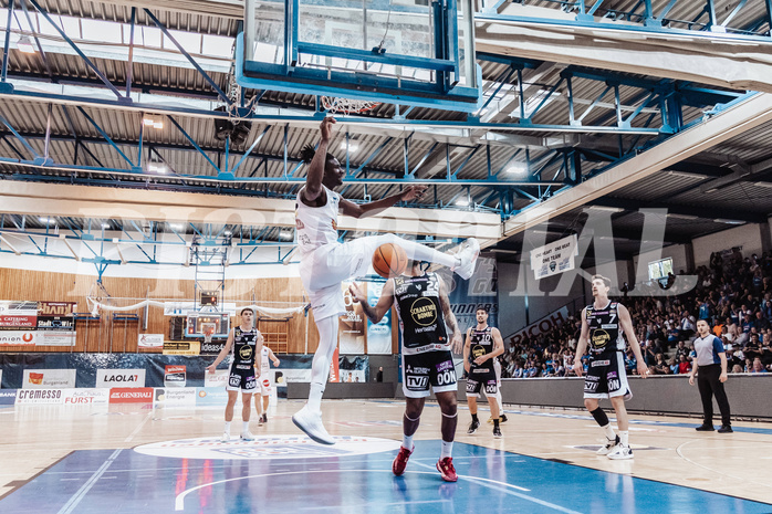 Basketball, Basketball Superliga 2023/24 , VF 4, Oberwart Gunners, Gmunden Swans, Shaquille Rombley (5), Trey Moses (24), Benedikt Guettl (7)