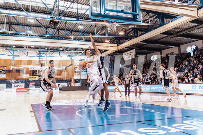 Basketball, Basketball Superliga 2023/24 , VF 4, Oberwart Gunners, Gmunden Swans, Toni Blazan (10), Jonathan Knessl (12), Patrick Emilien (15)