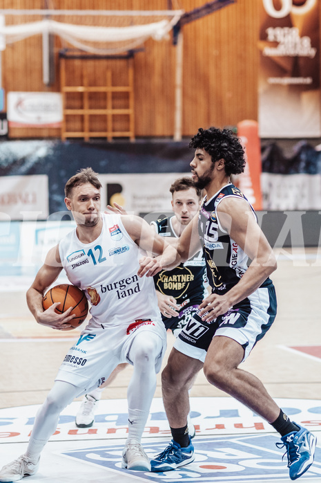 Basketball, Basketball Superliga 2023/24 , VF 4, Oberwart Gunners, Gmunden Swans, Jonathan Knessl (12), Lukas Schartmueller (11), Patrick Emilien (15)
