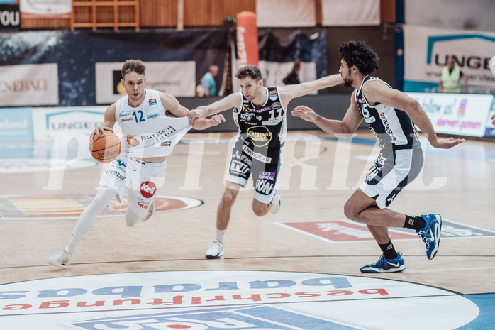 Basketball, Basketball Superliga 2023/24 , VF 4, Oberwart Gunners, Gmunden Swans, Jonathan Knessl (12), Lukas Schartmueller (11), Patrick Emilien (15)