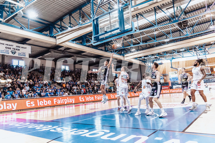 Basketball, Basketball Superliga 2023/24 , VF 4, Oberwart Gunners, Gmunden Swans, Vuk Zivanovic (4), Jonathan Knessl (12), Shaquille Rombley (5), Lukas Schartmueller (11), Toni Blazan (10), Kris Monroe (13)