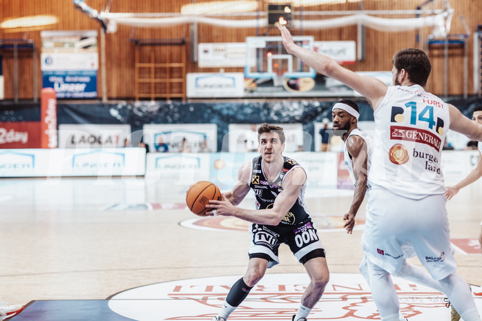Basketball, Basketball Superliga 2023/24 , VF 4, Oberwart Gunners, Gmunden Swans, Benedikt Guettl (7), Derrek Brooks (11), Daniel Koeppel (14)
