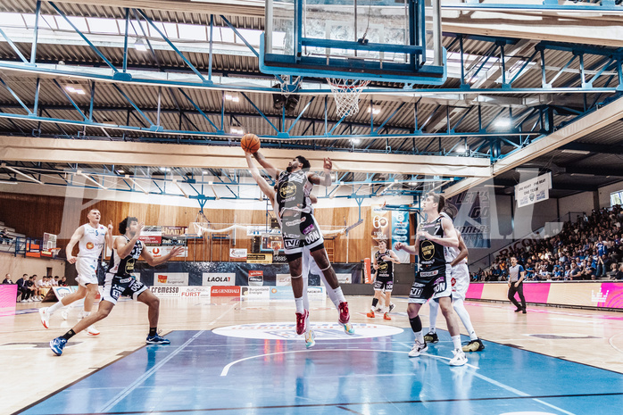Basketball, Basketball Superliga 2023/24 , VF 4, Oberwart Gunners, Gmunden Swans, Patrick Emilien (15), Trey Moses (24), Benedikt Guettl (7)