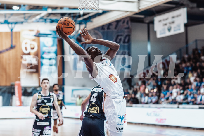 Basketball, Basketball Superliga 2023/24 , VF 4, Oberwart Gunners, Gmunden Swans, Shaquille Rombley (5)