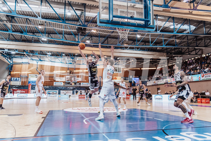 Basketball, Basketball Superliga 2023/24 , VF 4, Oberwart Gunners, Gmunden Swans, Benedikt Guettl (7), Daniel Koeppel (14), Trey Moses (24)