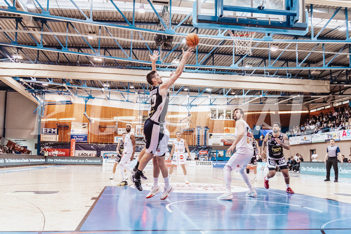 Basketball, Basketball Superliga 2023/24 , VF 4, Oberwart Gunners, Gmunden Swans, Toni Blazan (10), Daniel Koeppel (14), Trey Moses (24)