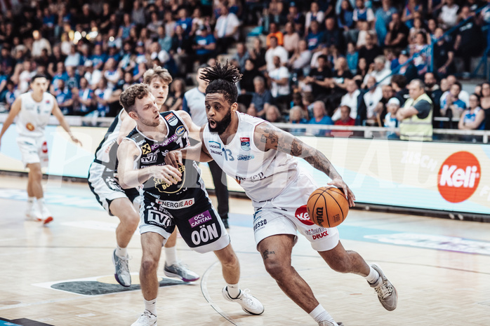 Basketball, Basketball Superliga 2023/24 , VF 4, Oberwart Gunners, Gmunden Swans, Lukas Schartmueller (11), Kris Monroe (13)