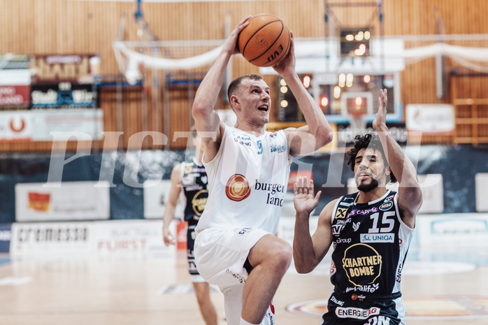 Basketball, Basketball Superliga 2023/24 , VF 4, Oberwart Gunners, Gmunden Swans, Edi Patekar (9), Patrick Emilien (15)