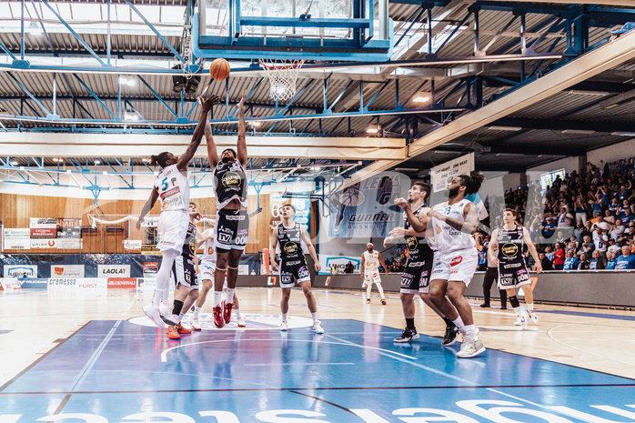Basketball, Basketball Superliga 2023/24 , VF 4, Oberwart Gunners, Gmunden Swans, Shaquille Rombley (5), Trey Moses (24), Vuk Zivanovic (4), Toni Blazan (10), Kris Monroe (13)