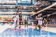Basketball, Basketball Superliga 2023/24 , VF 4, Oberwart Gunners, Gmunden Swans, Shaquille Rombley (5), Trey Moses (24), Vuk Zivanovic (4), Toni Blazan (10), Kris Monroe (13)