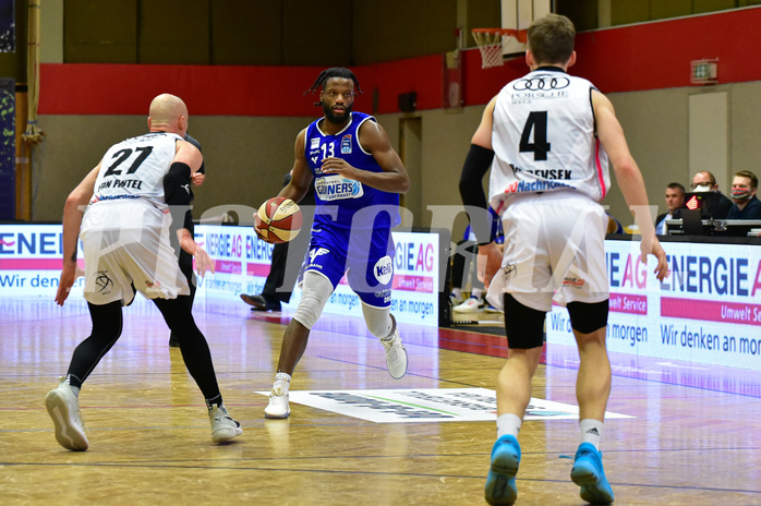 Basketball Superliga 2020/21, Grunddurchgang 13. Runde Flyers Wels vs. Oberwart, Christian Von Fintel (27), Quincy Diggs (13), Jan Raszdevsek (4),
