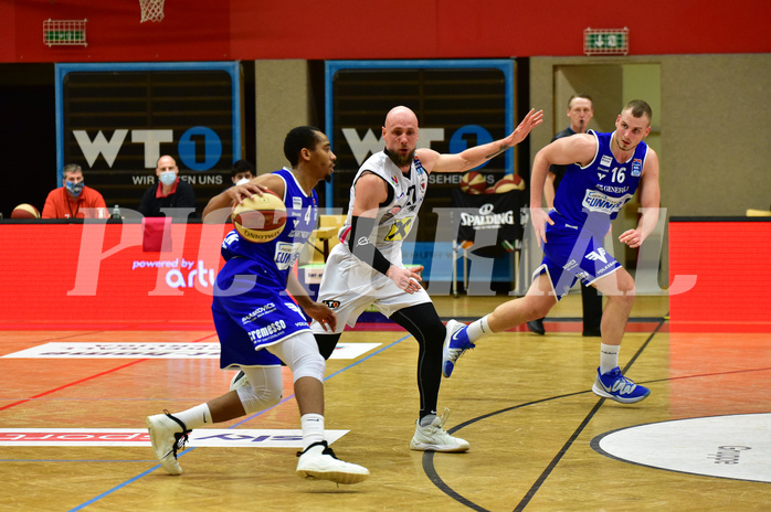 Basketball Superliga 2020/21, Grunddurchgang 13. Runde Flyers Wels vs. Oberwart, Lawrence Alexander (04), Christian Von Fintel (27), Renato Poljak (16),

