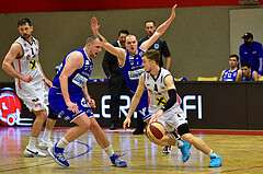 Basketball Superliga 2020/21, Grunddurchgang 13. Runde Flyers Wels vs. Oberwart, Renato Poljak (16), Sebastian Käferle (7), Jan Raszdevsek (4),
