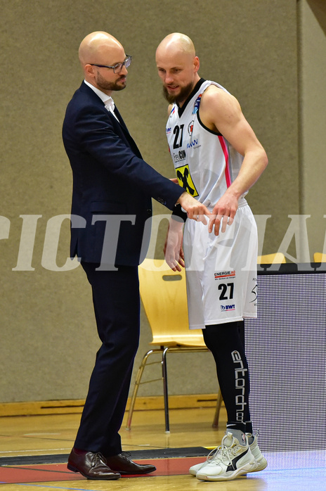 Basketball Superliga 2020/21, Grunddurchgang 13. Runde Flyers Wels vs. Oberwart, Sebastian Waser (Head Coach), Christian Von Fintel (27),
