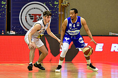 Basketball Superliga 2020/21, Grunddurchgang 13. Runde Flyers Wels vs. Oberwart, Elvir Jakupovic (21), Lawrence Alexander (04),
