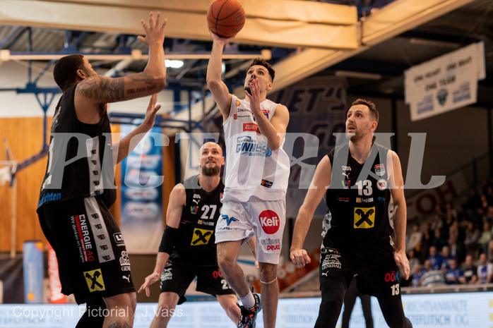 Basketball, win2day Basketball Superliga 2022/23, Grunddurchgang Runde 17, Oberwart Gunners, Flyers Wels, Christian von Fintel (27), Derek Hanes (14), Arvydas Gydra (13)