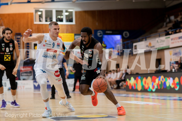 Basketball, win2day Basketball Superliga 2022/23, Grunddurchgang Runde 17, Oberwart Gunners, Flyers Wels, Edi Patekar (9), Austen Awosika (10)