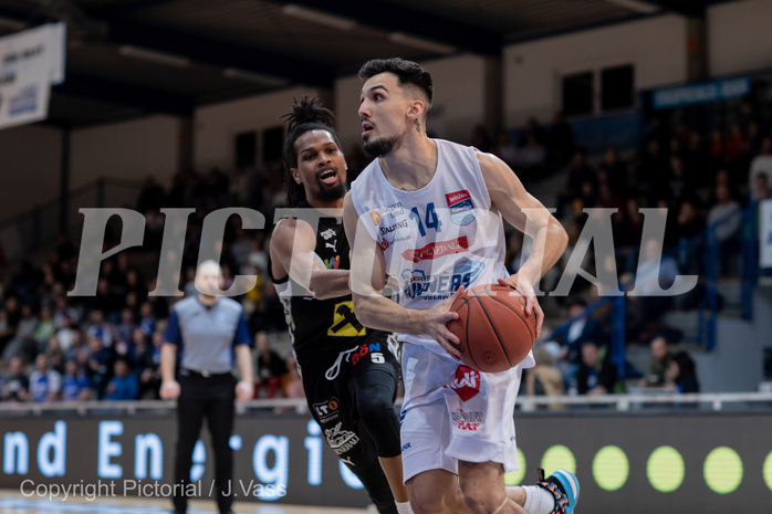 Basketball, win2day Basketball Superliga 2022/23, Grunddurchgang Runde 17, Oberwart Gunners, Flyers Wels, Terrell Allen (5), Derek Hanes (14)