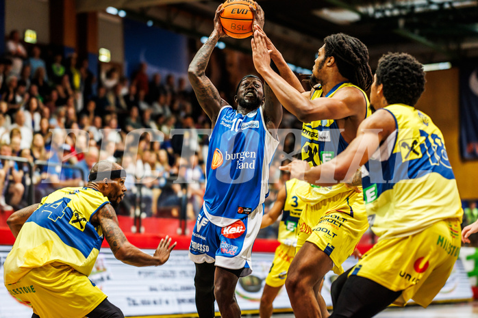 Basketball, win2day Basketball Superliga 2023/24, Finale Spiel 3, UBSC Graz, Oberwart Gunners, Munis Tutu (10)