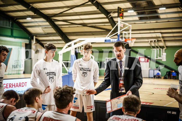 Basketball, Basketball Austria Cup 2021/22, 1/4 Finale, Vienna D.C. Timberwolves, UNGER STEEL Gunners Oberwart, Hubert Schmidt (Headcoach)