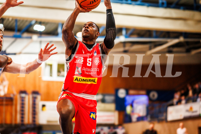Basketball, win2day Basketball Superliga 2023/24, Grunddurchgang Runde 15, Oberwart Gunners, Traiskirchen Lions, Davon Clare (5)