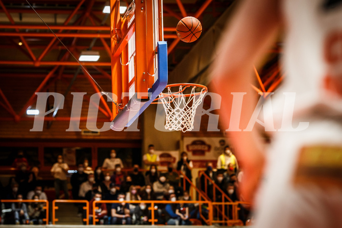 Basketball, Basketball Austria, Cup Final Four 2021/22 
Halbfinale 1, BBC Nord Dragonz, Oberwart Gunners, #featured ball über korb