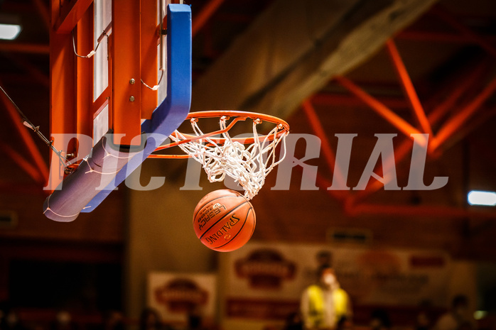 Basketball, Basketball Austria, Cup Final Four 2021/22 
Halbfinale 1, BBC Nord Dragonz, Oberwart Gunners, #featured ball in korb