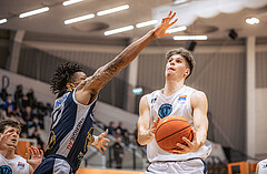 Basketball, Win2Day Superliga 2022/23, Grunddurchgang 8.Runde, Vienna Timberwolves, Gmunden Swans, Urald King (20), Jakob Lohr (12)
