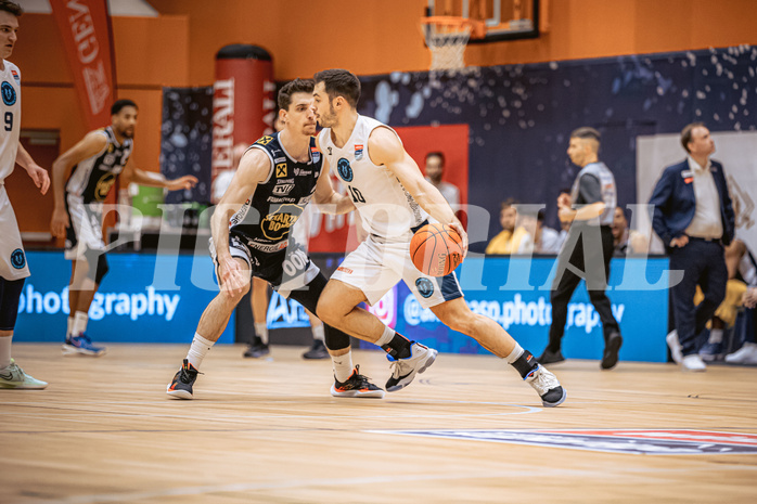 Basketball, Win2Day Superliga 2022/23, Grunddurchgang 8.Runde, Vienna Timberwolves, Gmunden Swans, Benedikt Güttl (7), Jakob Szkutta (10)