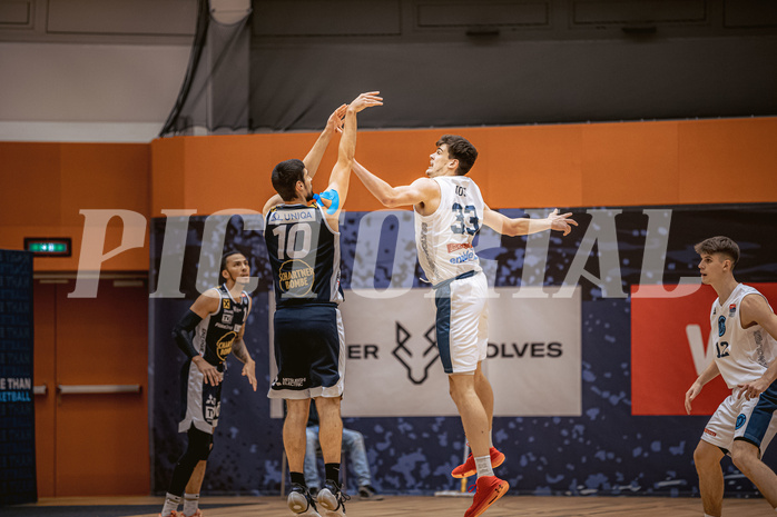 Basketball, Win2Day Superliga 2022/23, Grunddurchgang 8.Runde, Vienna Timberwolves, Gmunden Swans, Toni Blazan (10), Chris Vogt (33)