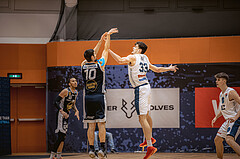 Basketball, Win2Day Superliga 2022/23, Grunddurchgang 8.Runde, Vienna Timberwolves, Gmunden Swans, Toni Blazan (10), Chris Vogt (33)