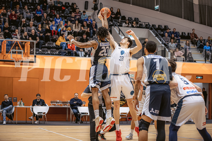 Basketball, Win2Day Superliga 2022/23, Grunddurchgang 8.Runde, Vienna Timberwolves, Gmunden Swans, Urald King (20), Chris Vogt (33)