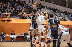 Basketball, Win2Day Superliga 2022/23, Grunddurchgang 8.Runde, Vienna Timberwolves, Gmunden Swans, Urald King (20), Chris Vogt (33)
