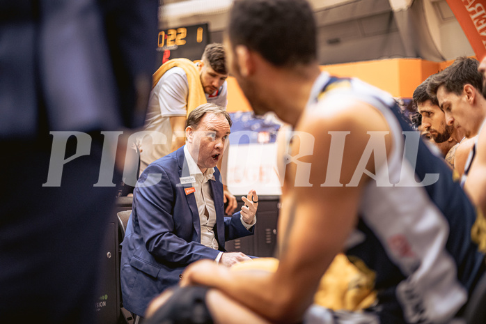 Basketball, Win2Day Superliga 2022/23, Grunddurchgang 8.Runde, Vienna Timberwolves, Gmunden Swans, Anton Mirolybov (Head Coach)