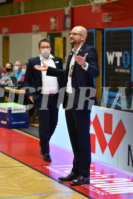 Basketball Superliga 2020/21, Grunddurchgang 8. Runde Flyers Wels vs. BC Vienna, Sebastian Waser (Head Coach), Stephan Frost (Ass. Coach),


