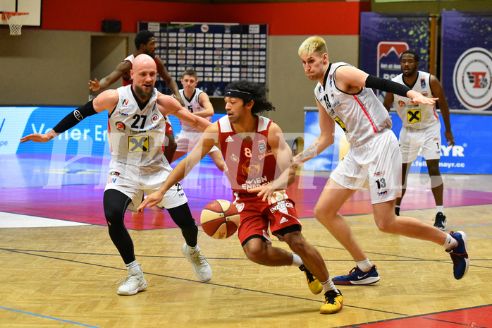 Basketball Superliga 2020/21, Grunddurchgang 8. Runde Flyers Wels vs. BC Vienna, Christian Von Fintel (27), Alex Robinson (8), Tomas Rimsa (13),


