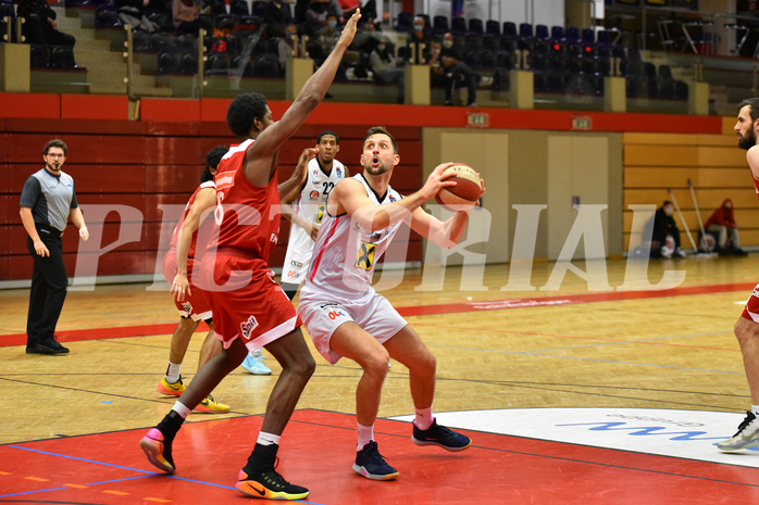 Basketball Superliga 2020/21, Grunddurchgang 8. Runde Flyers Wels vs. BC Vienna, Duke Shelton (6), Davor Lamesic (7),


