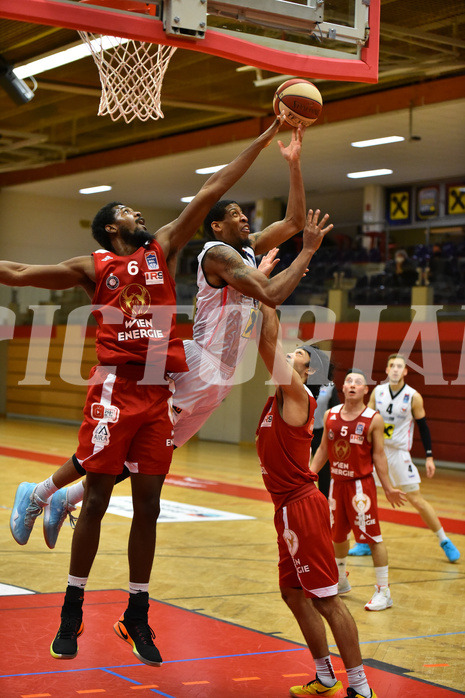 Basketball Superliga 2020/21, Grunddurchgang 8. Runde Flyers Wels vs. BC Vienna, Duke Shelton (6), Jarvis Ray (22),