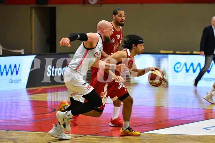 Basketball Superliga 2020/21, Grunddurchgang 8. Runde Flyers Wels vs. BC Vienna, Christian Von Fintel (27), Alex Robinson (8), Jason Detrick (19),


