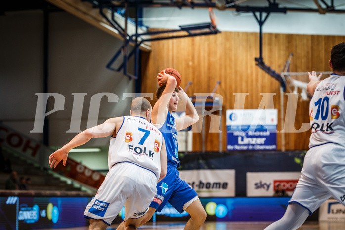 Basketball, bet-at-home Basketball Superliga 2021/22, Grunddurchgang Runde 14, Oberwart Gunners, Vienna D.C. Timberwolves, Jakob Lohr (12)