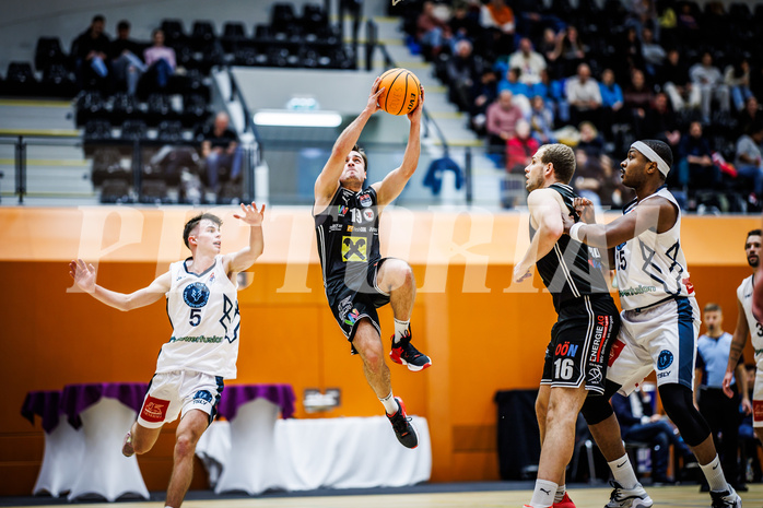Basketball, Win2Day Superliga 2023/24, Grunddurchgang 11.Runde, Vienna Timberwolves, Flyers Wels, Jakob Konzet (5), Paul Isbetcherian (19)