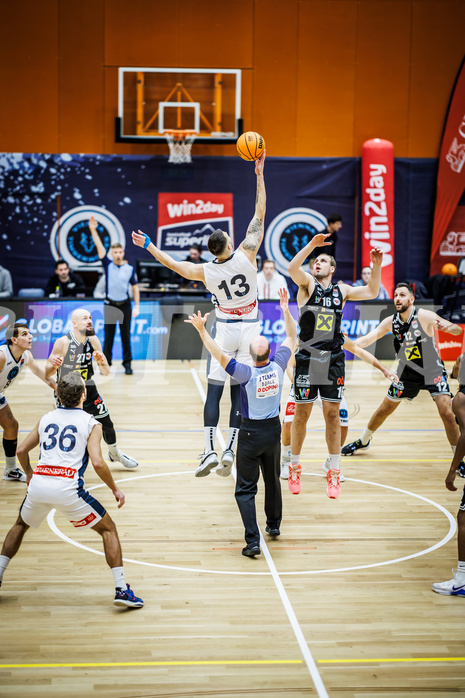 Basketball, Win2Day Superliga 2023/24, Grunddurchgang 11.Runde, Vienna Timberwolves, Flyers Wels, Ziga Fifolt (13), Renato Poljak (16)